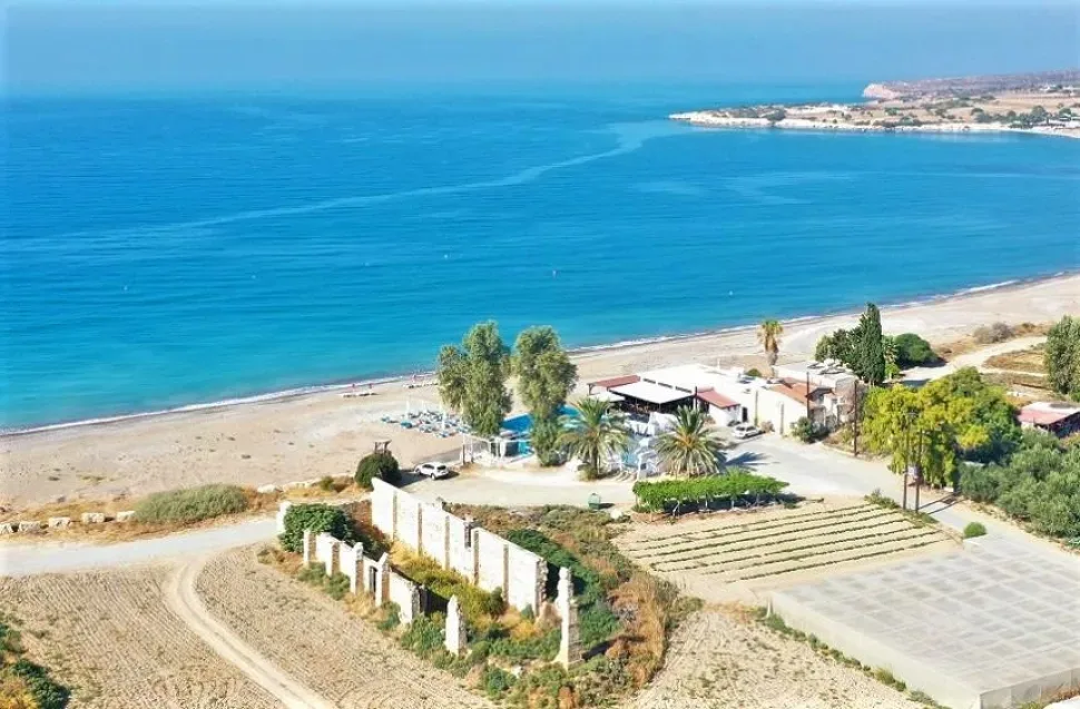 Прибрежный ресторан Kyrenia Beach и рядом стоящие руины у моря