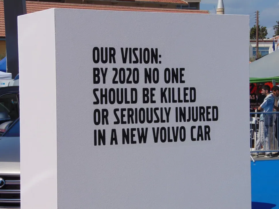 Информационный стенд Volvo с лозунгом о безопасности к 2020 году Информационный стенд Volvo с лозунгом о безопасности к 2020 году