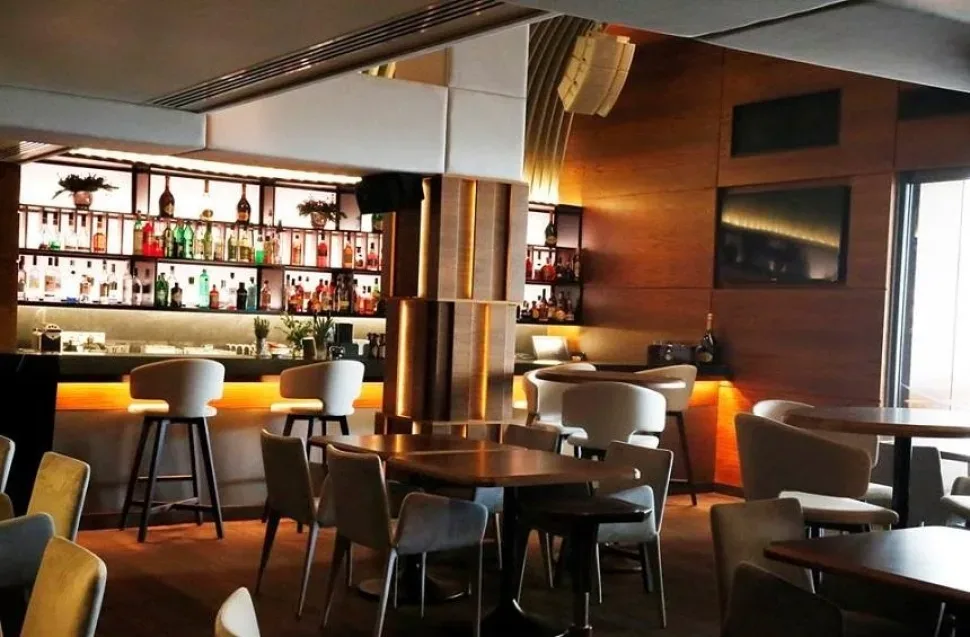 Барная зона и столики в баре eStilo на Uptown Square
