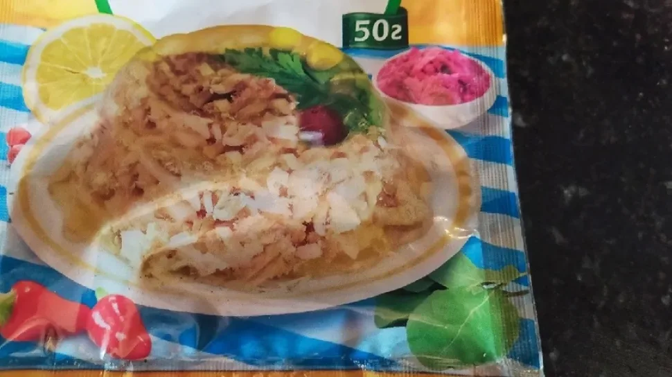 Пластиковая бутылка с подсолнечным маслом и стеклянный стакан рядом