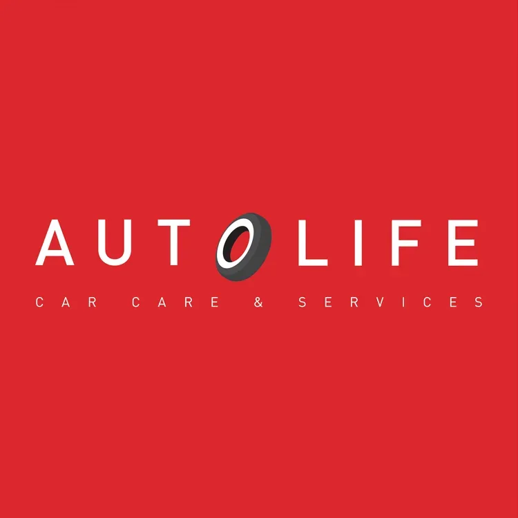 Красный фон с логотипом Autolife и изображением автомобильной шины Красный фон с логотипом Autolife и изображением автомобильной шины