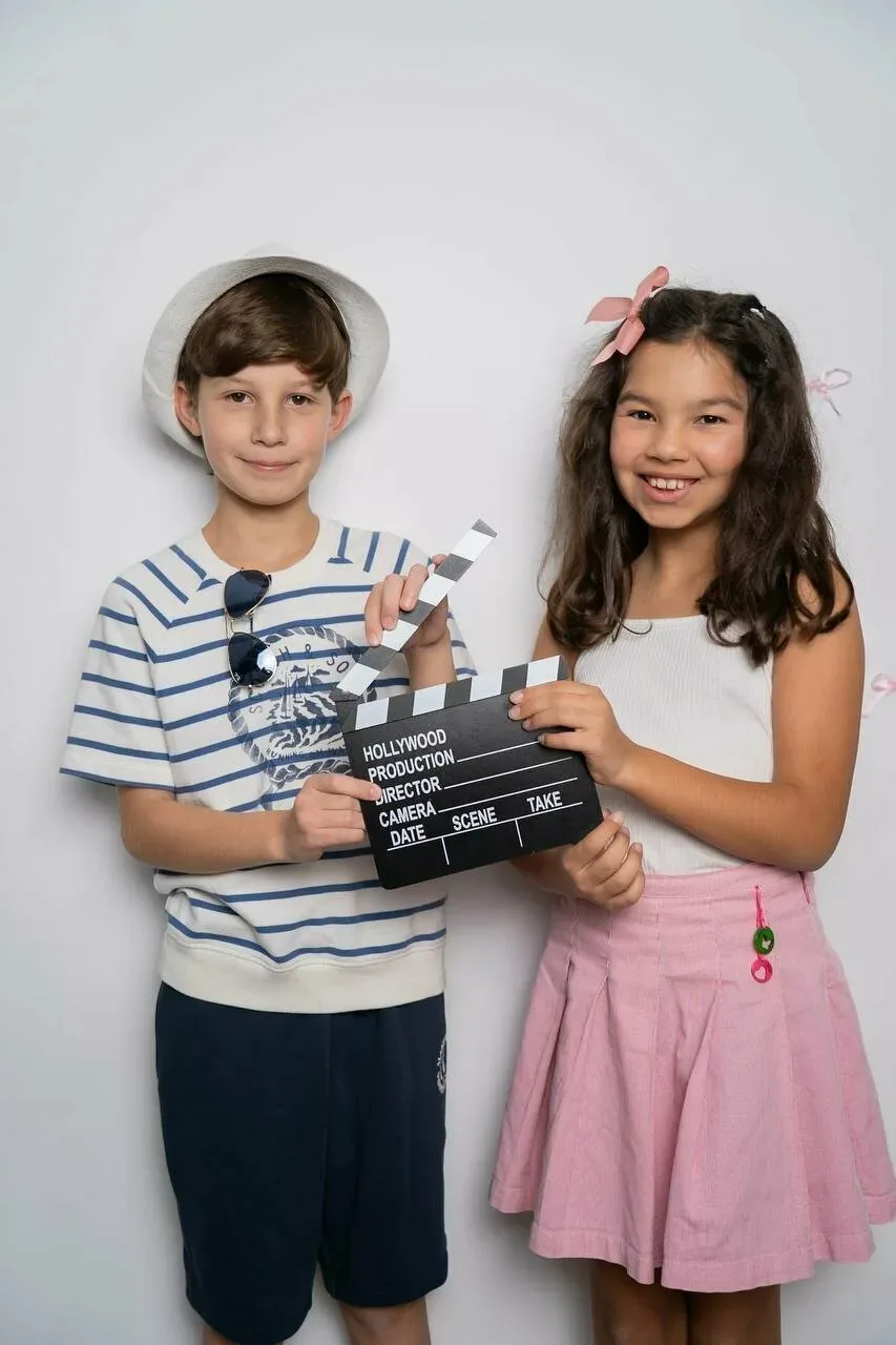 Двое детей с хлопушкой в студийной фотосессии киностудии BROllywood