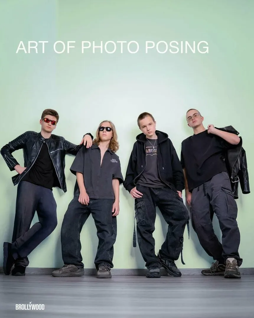 Подростки в стиле streetwear позируют на промо‑кадре с надписью ART OF PHOTO POSING