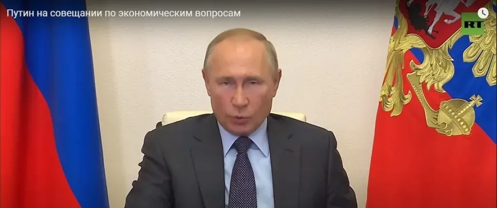 Кадр из видеообращения: мужчина в официальном кабинете на фоне флагов Кадр из видеообращения: мужчина в официальном кабинете на фоне флагов