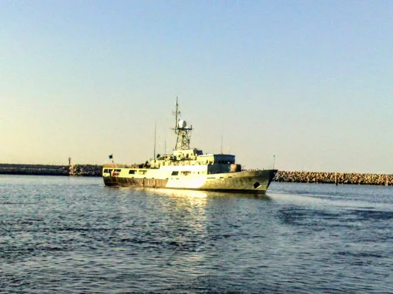 Патрульный учебный корабль Al Mabrukah в море Патрульный учебный корабль Al Mabrukah в море