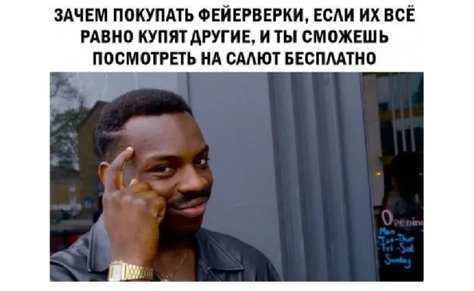Тележки в магазине, заполненные бутылками алкоголя к празднику