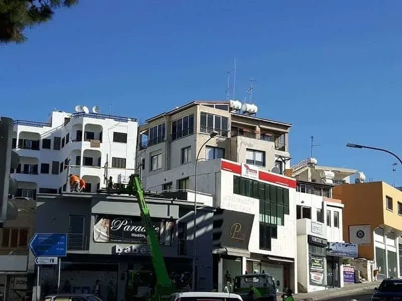 Мужчина на крыше многоэтажного здания в Пафосе, угрожающий спрыгнуть Мужчина на крыше многоэтажного здания в Пафосе, угрожающий спрыгнуть
