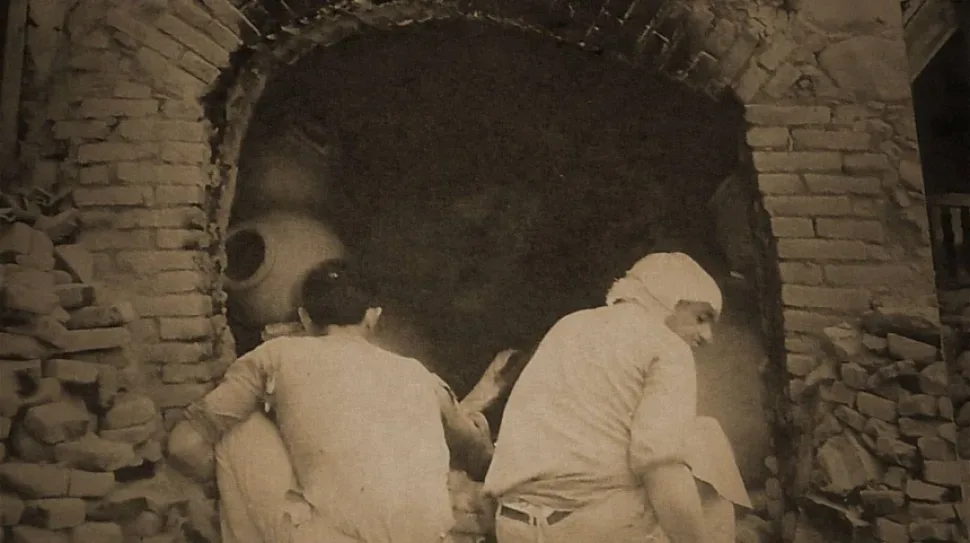 Архивная фотография брата и отца Феофаниса у большого пифари Архивная фотография брата и отца Феофаниса у большого пифари