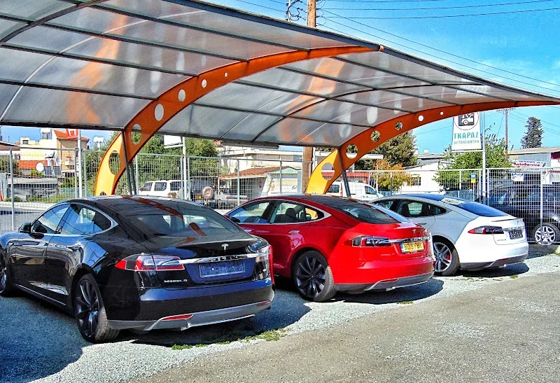 Три подержанных Tesla у салона, предлагающего тестдрайв по договоренности