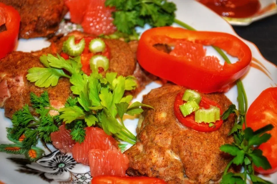 Запечённая куриная грудка в маринаде без масла на тарелке
