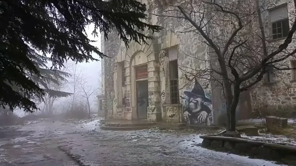 Две девочки в платьях сидят в креслах у камина Две девочки в платьях сидят в креслах у камина