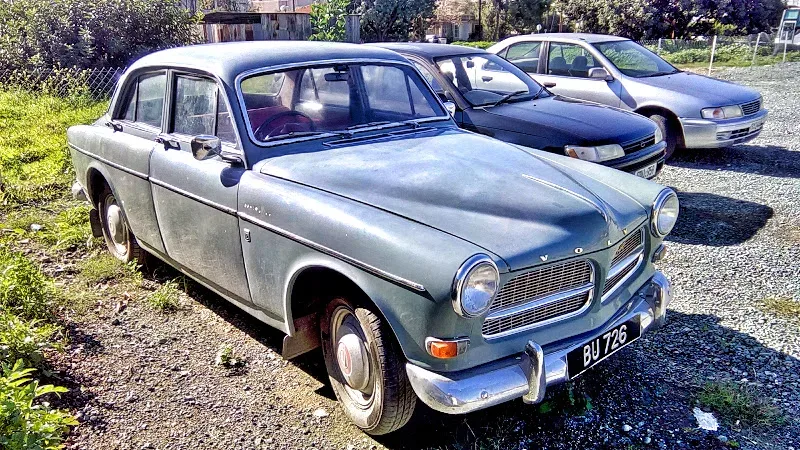 Volvo Amazon светло-зелёного цвета на гравийной стоянке в Лимассоле Volvo Amazon светло-зелёного цвета на гравийной стоянке в Лимассоле