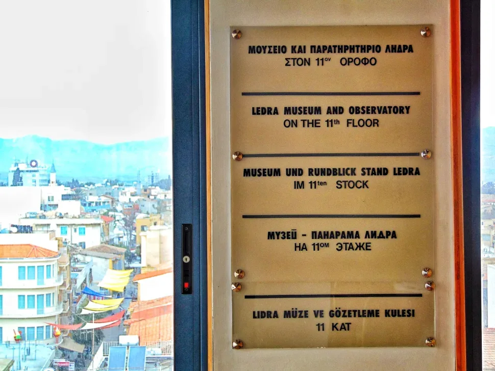 Табличка с указанием Ledra Museum and Observatory на 11‑м этаже Shacolas Tower