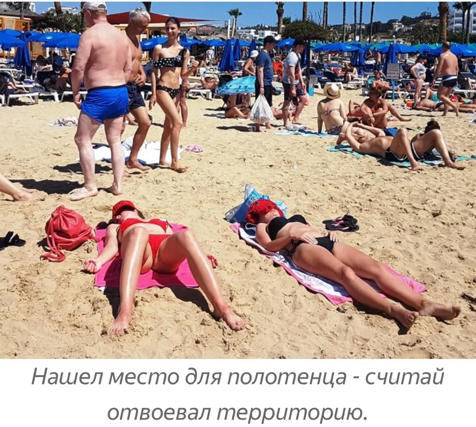Пляж Айя-Напа с отдыхающими на песке и зонтиками у воды