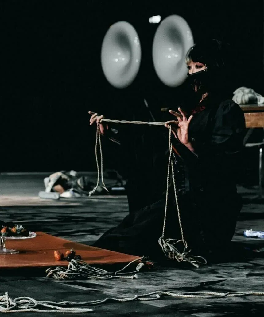 CoCo Katsura демонстрирует Shibari с канатами в театральной постановке