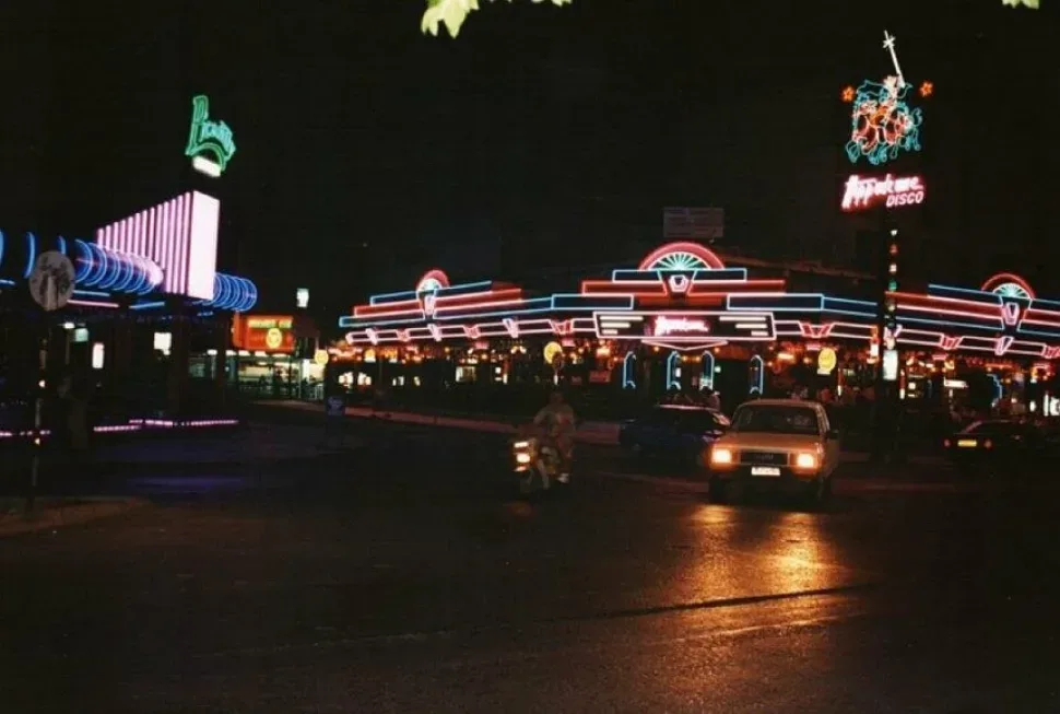 Логотип клуба Malibu disco & night spot на ярком фоне
