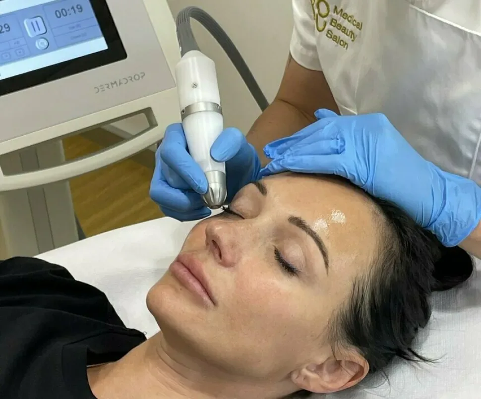Аппаратная процедура для лица в YOU Medical Beauty Salon с использованием ручного аппарата