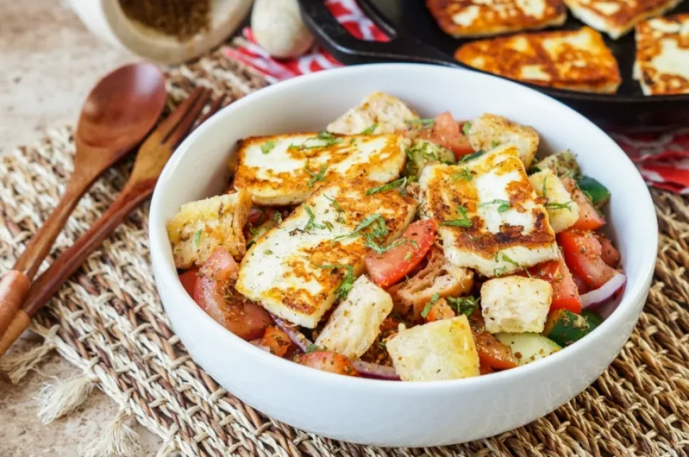 Халлуми на гриле с характерной румяной корочкой
