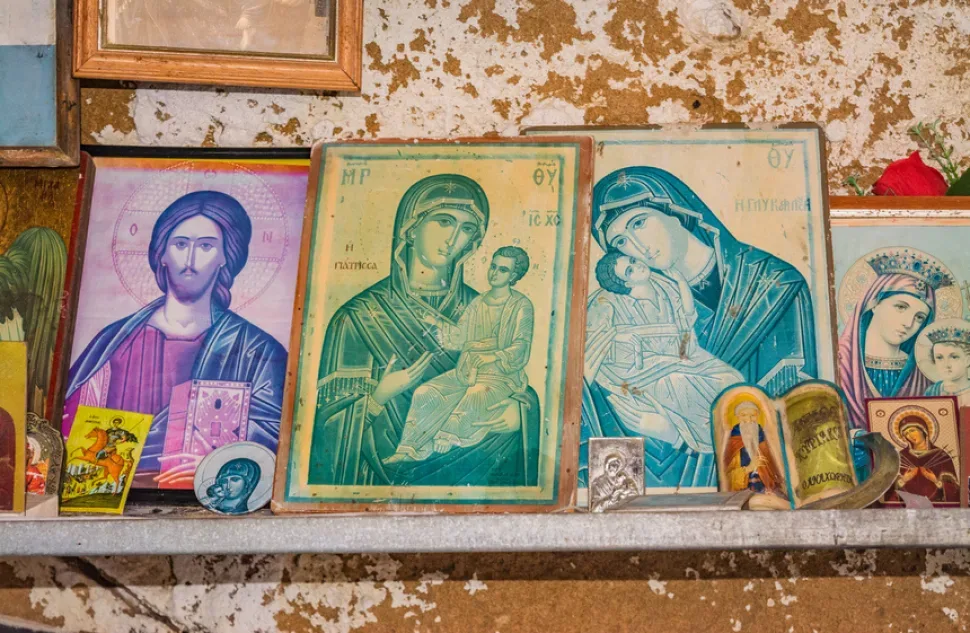 Узкий проход в пещере Агиос Агапитикос с иконами внутри