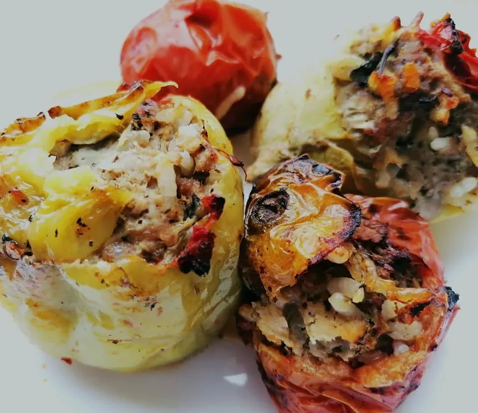 Два куска запечённых гемиста с картофелем, готовые к подаче Два куска запечённых гемиста с картофелем, готовые к подаче