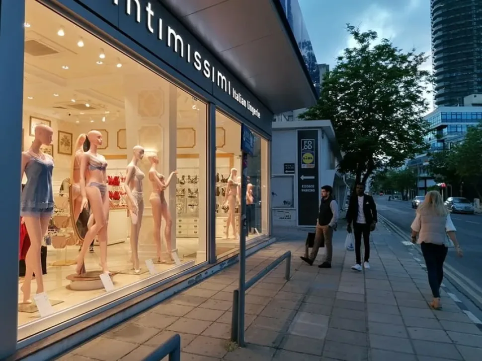 Витрина Intimissimi с манекенами и вечерними прохожими