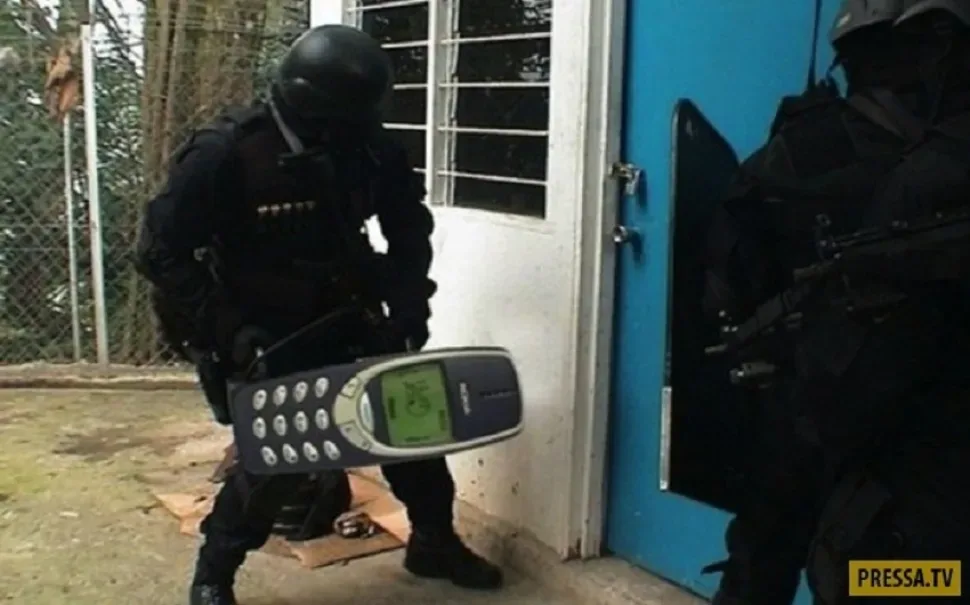 Мем с разбитым автомобилем и подписью про падение Nokia с балкона