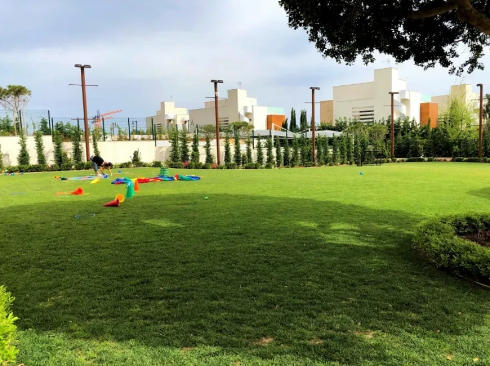 Большое футбольное поле с натуральной травой на территории Park Kidz