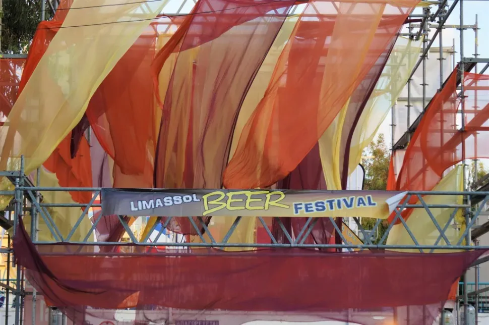 Стильный плакат с надписью Beer Festival Limassol для анонса