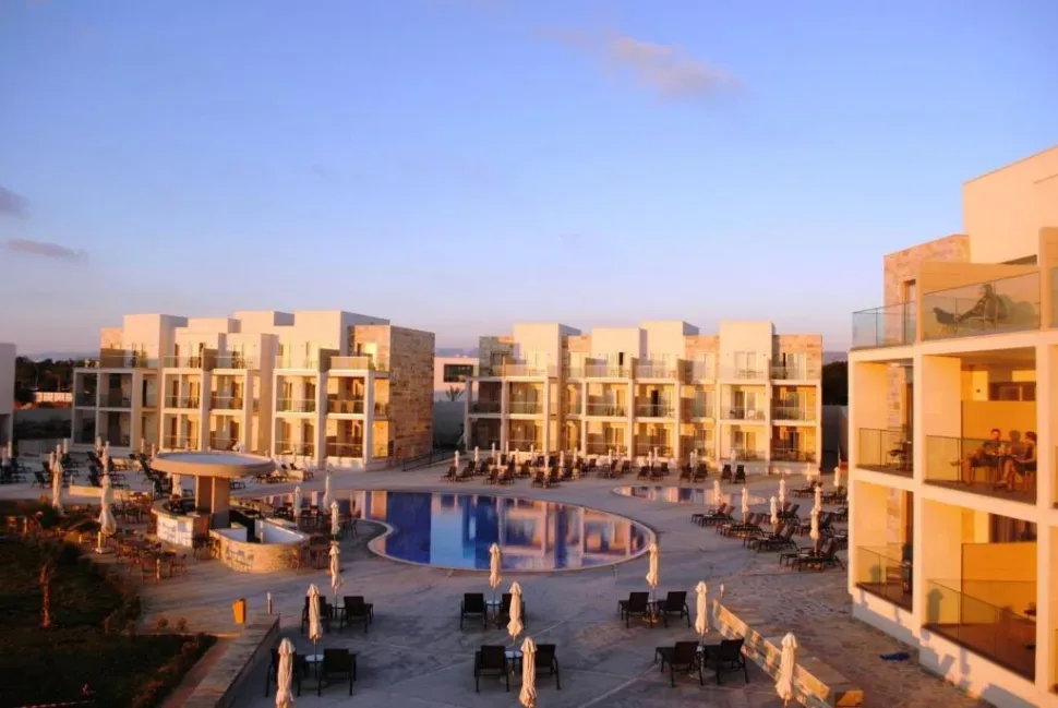Вид на территорию Thalassa Boutique Hotel & Spa с бассейном и корпусами на закате