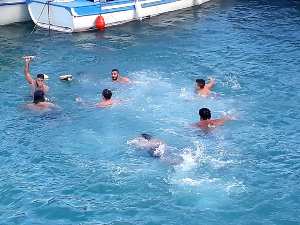 Момент прыжка ныряльщика в воду и большой всплеск