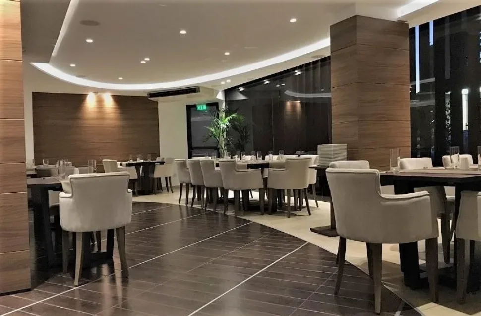 Уличная барная стойка и посетители в Byblos Restaurant
