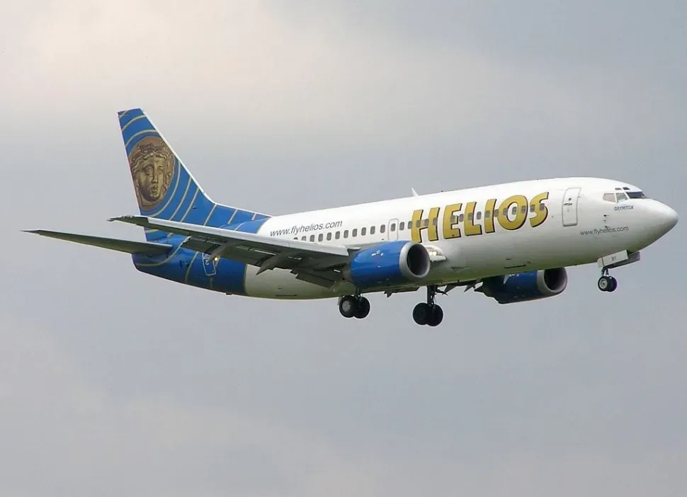 Boeing 737 авиакомпании Helios в полёте перед посадкой