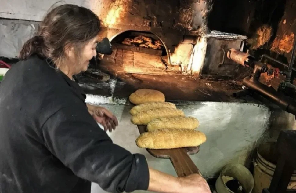 Родула Кироу держит противень с выпечкой из традиционной рецептуры Арсос
