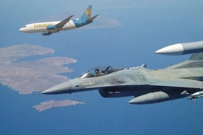 Боевой F-16 перехватывает пассажирский самолёт Helios в небе