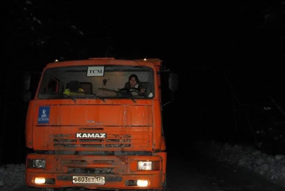 Фронтальный вид оранжевого Камаза с сидящей в кабине Светланой Фронтальный вид оранжевого Камаза с сидящей в кабине Светланой