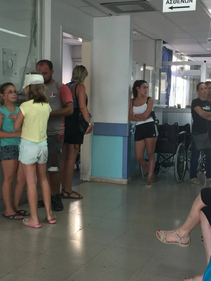 Очередь пациентов в коридоре государственного госпиталя на Кипре