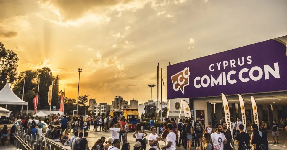 Толпа посетителей у входа Cyprus Comic Con 2019 в Никосии на фоне заката