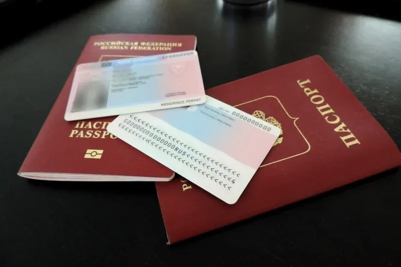 Российские паспорта с пластиковыми видами на жительство и идентификационными картами