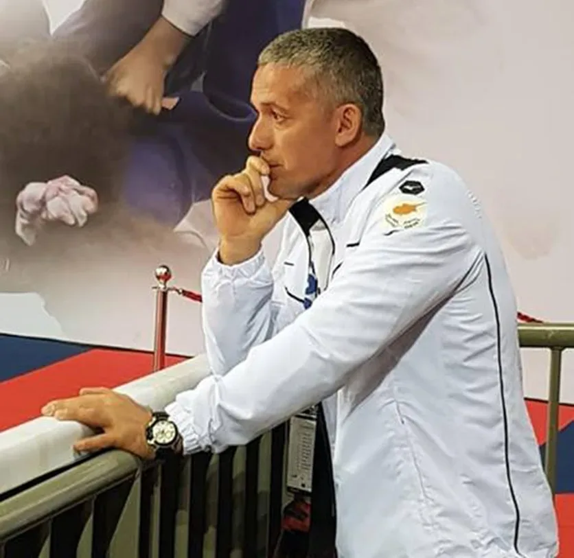 Группа мальчиков внимательно слушает наставления тренера во время занятия