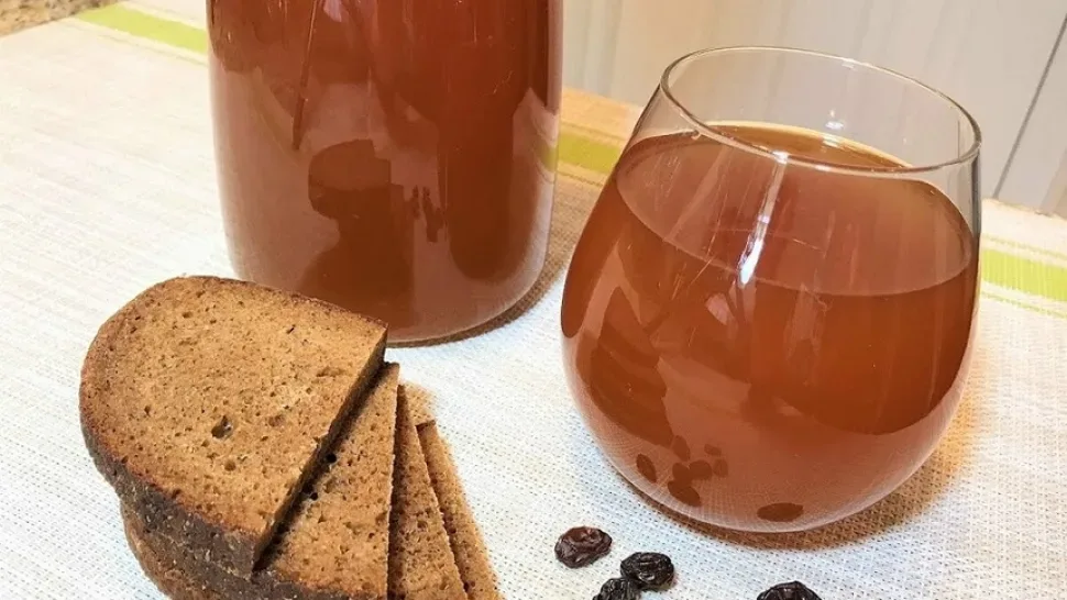 Трёхлитровая банка домашнего хлебного кваса с кусочками сухарей