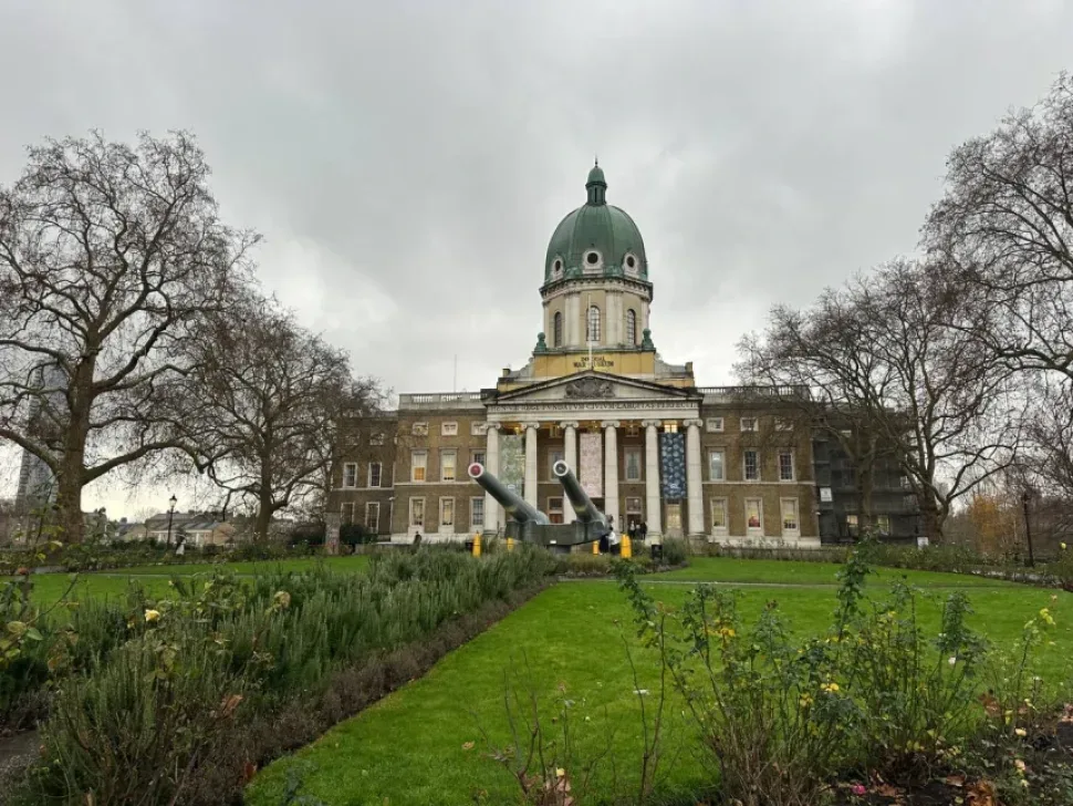 Фасад Имперского военного музея в Лондоне с орудиями на лужайке
