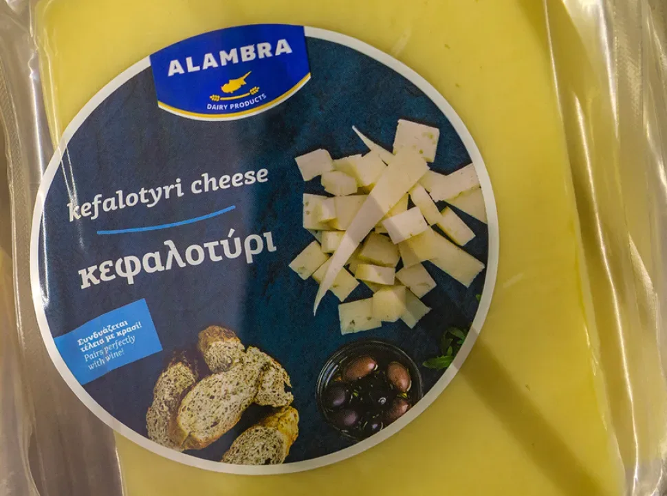 Крупный план круглой этикетки Alambra на пакете сыра Кефалотири