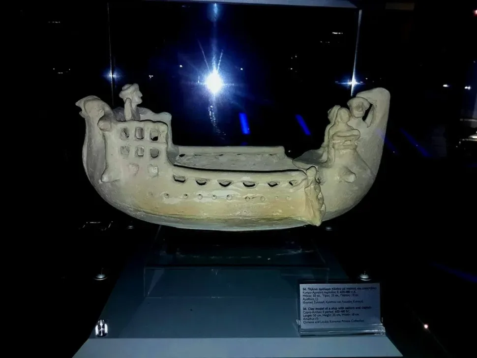 Глиняная модель корабля с моряками и капитаном в витрине музея Глиняная модель корабля с моряками и капитаном в витрине музея
