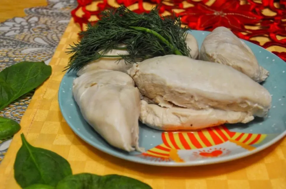 Кусочки отварного куриного филе, подготовленные для салата