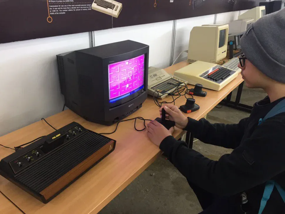 Посетитель играет на старой приставке Atari в ретро-игровой зоне