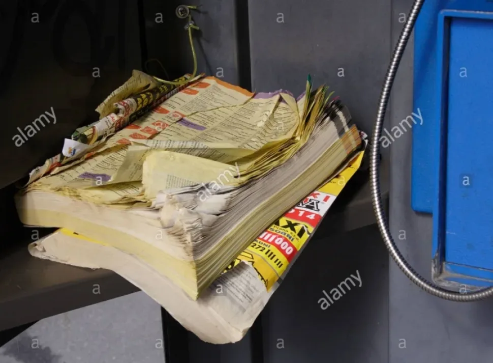 Увесистые телефонные справочники Yellow Book и White Book на полочке Увесистые телефонные справочники Yellow Book и White Book на полочке