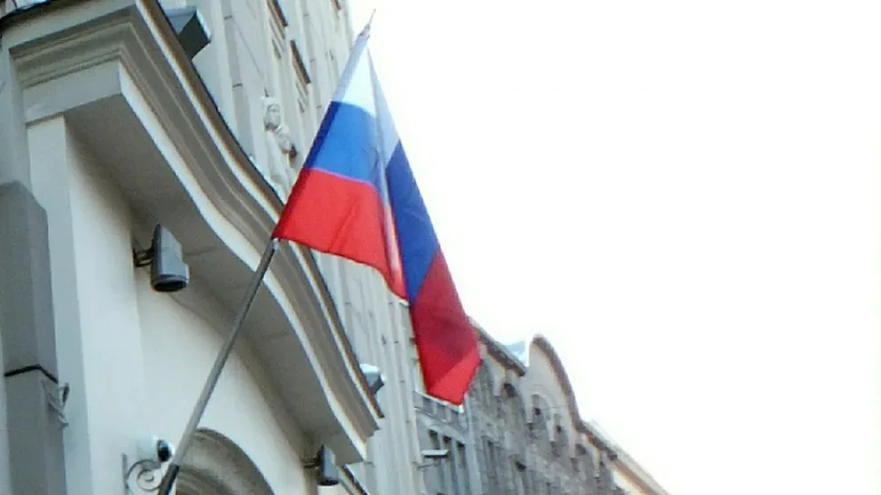 Флаг Российской Федерации у входа в Посольство России на Кипре в Никосии