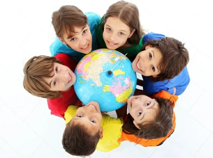 Дети, окружающие глобус, иллюстрация для лагеря Evrika Kids Club