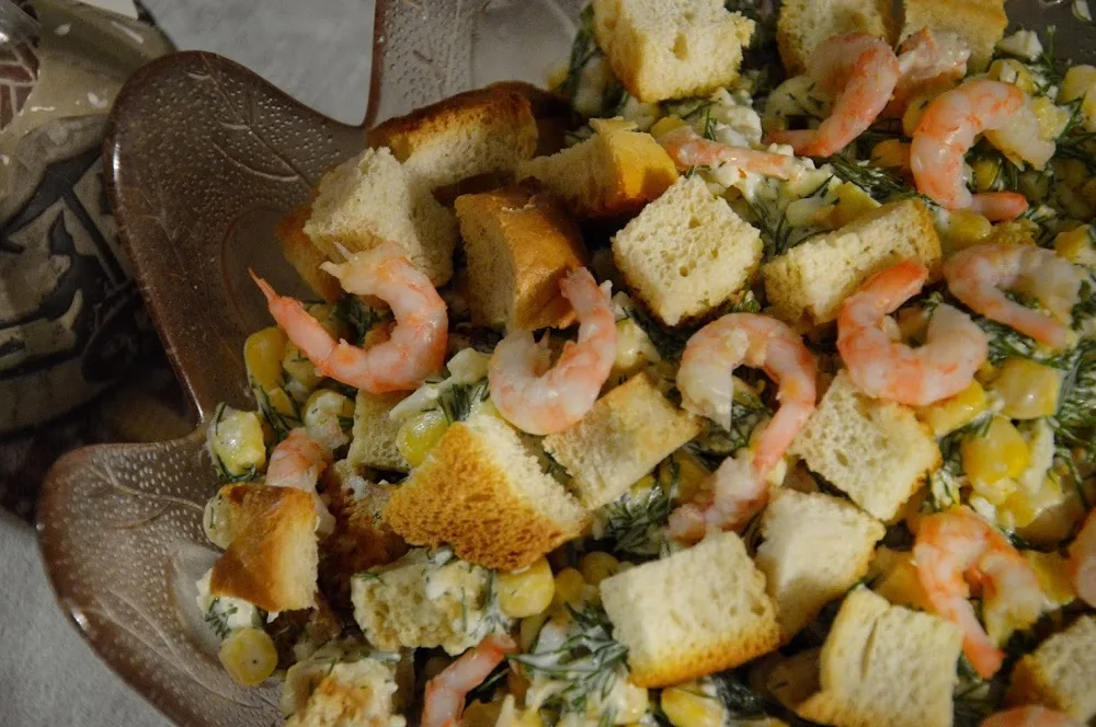 Полезная кухня Кипра. Нежный, аппетитный белковый салат с креветками, кукурузой и пряной зеленью, который непременно оценят по достоинству любители морепродуктов