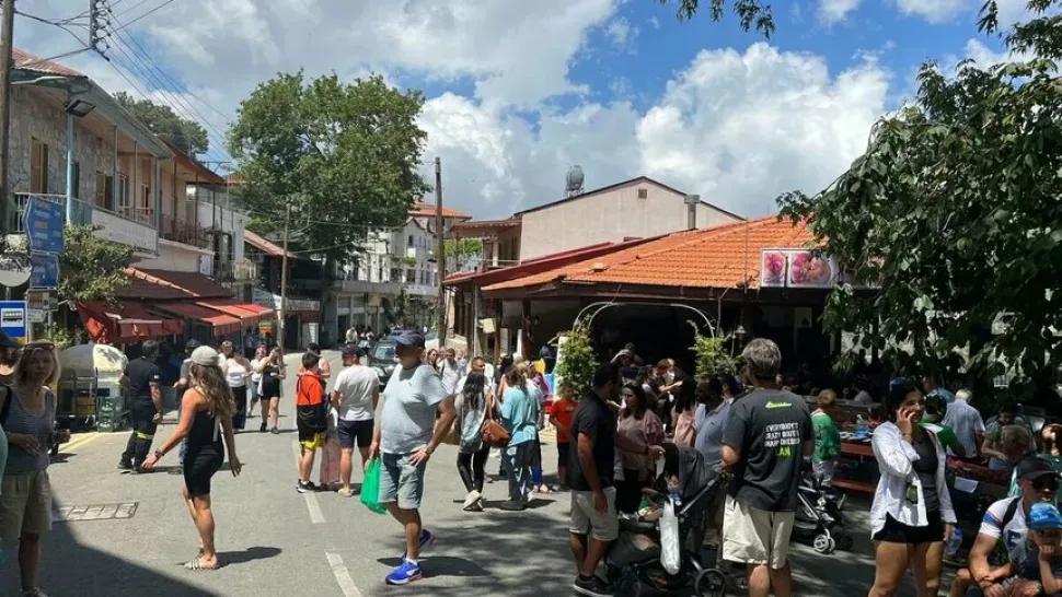 Толпа гостей фестиваля черешни на центральной улице Педуласа
